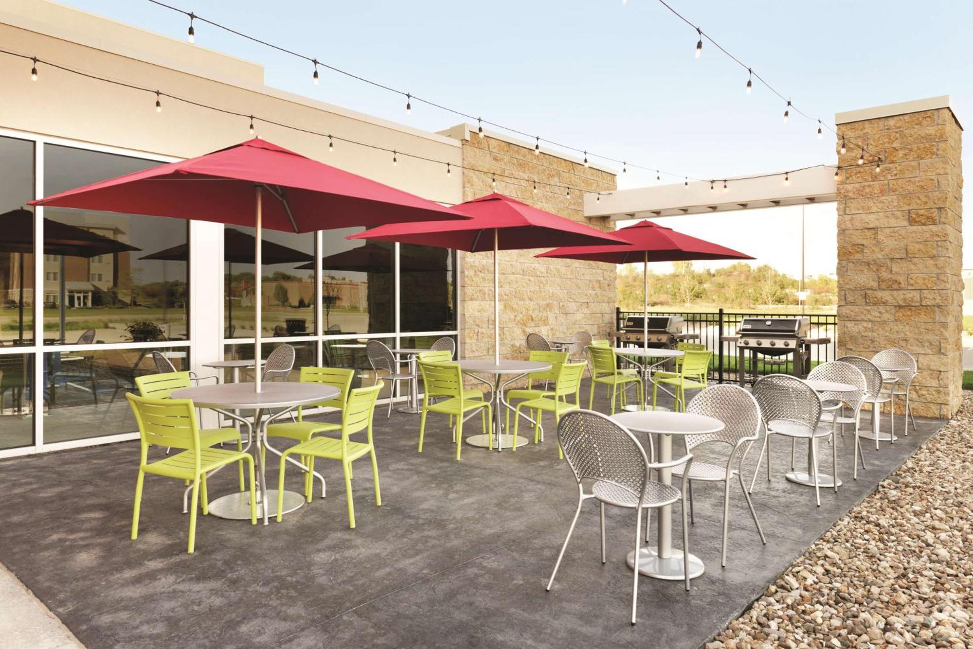 Home2 Suites By Hilton Iowa City Coralville Exterior photo